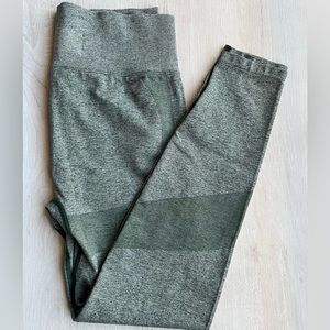 New w/out tags PINK Victoria’s Secret workout leggings. Size Med.